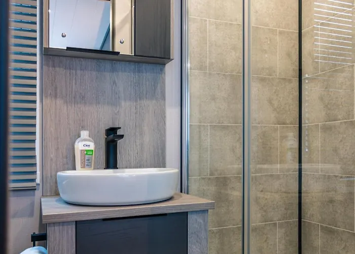 Lodge Jjs Lakewood *